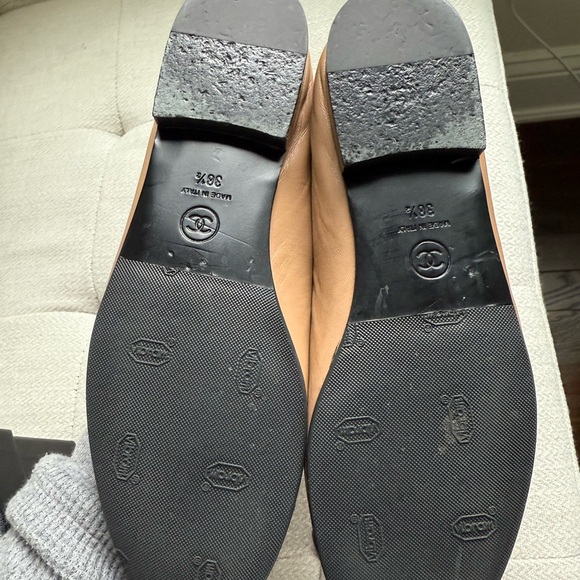 CHANEL Beige and Black Flats - Picture 4 of 10